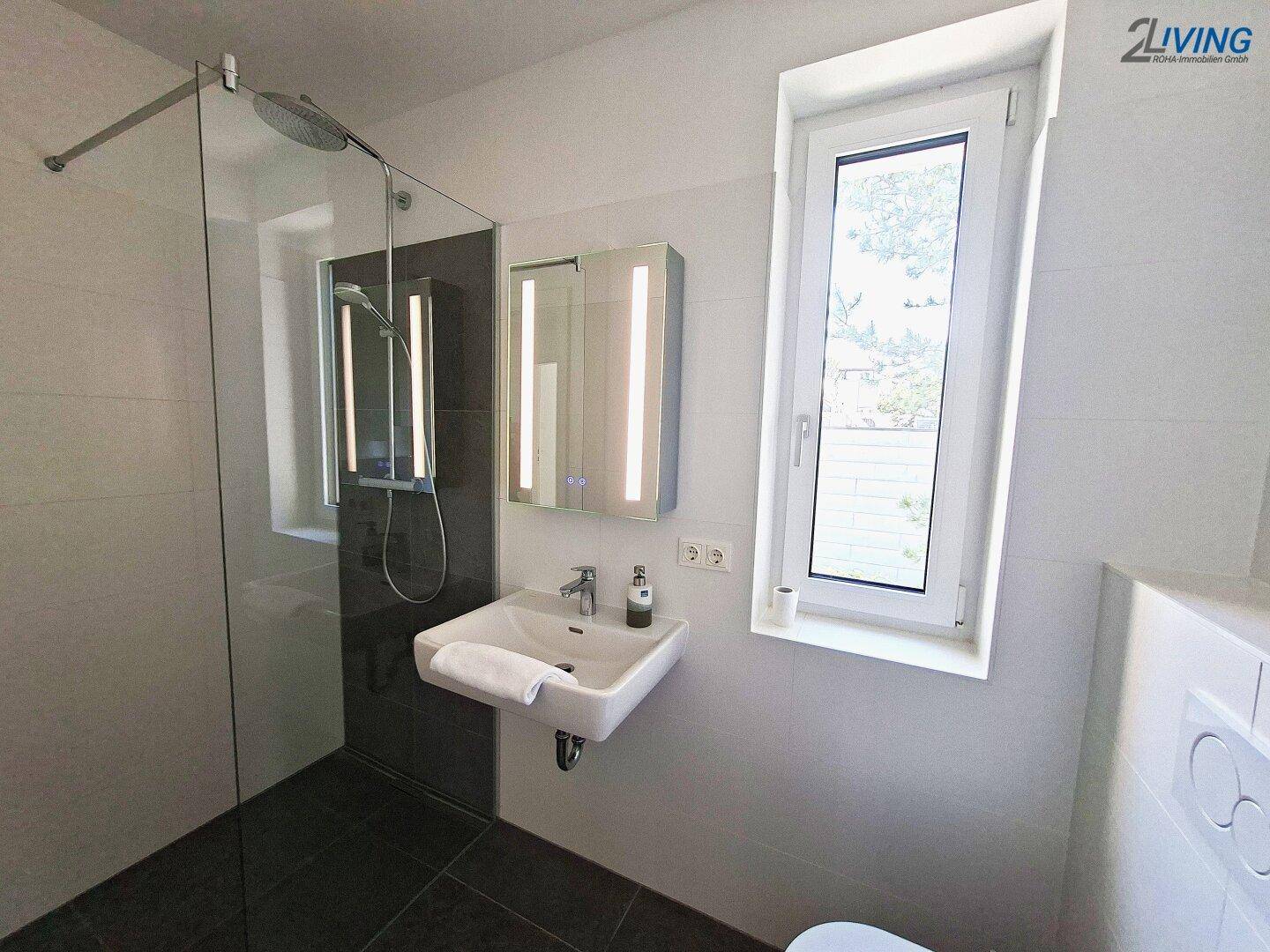 Modernes Badezimmer mit begehbarer Dusche, Einzelwaschbecken und Fenster für Tageslicht.