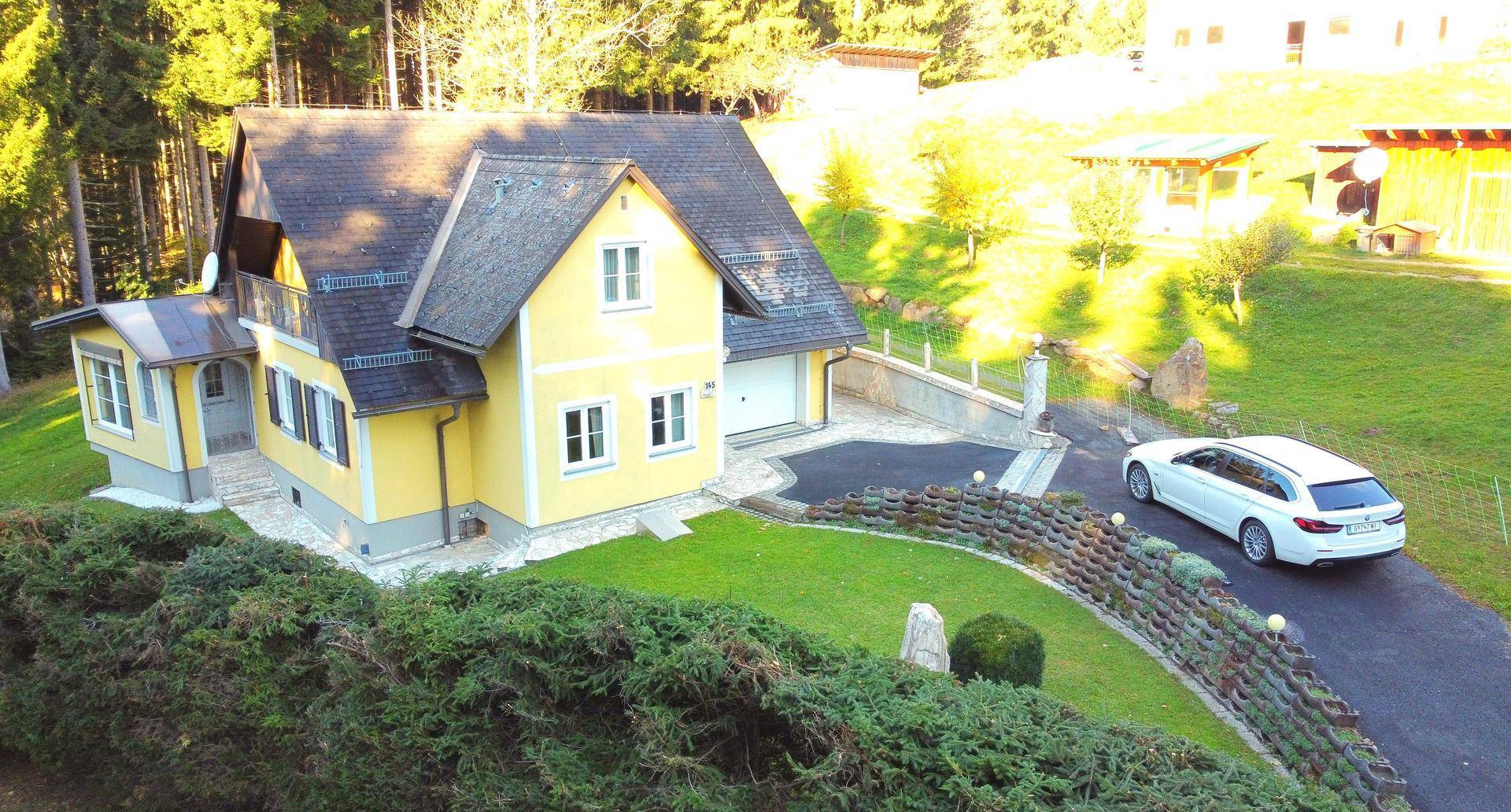 Freistehendes Einfamilienhaus mit großem Garten und Zufahrt in sonniger Lage.