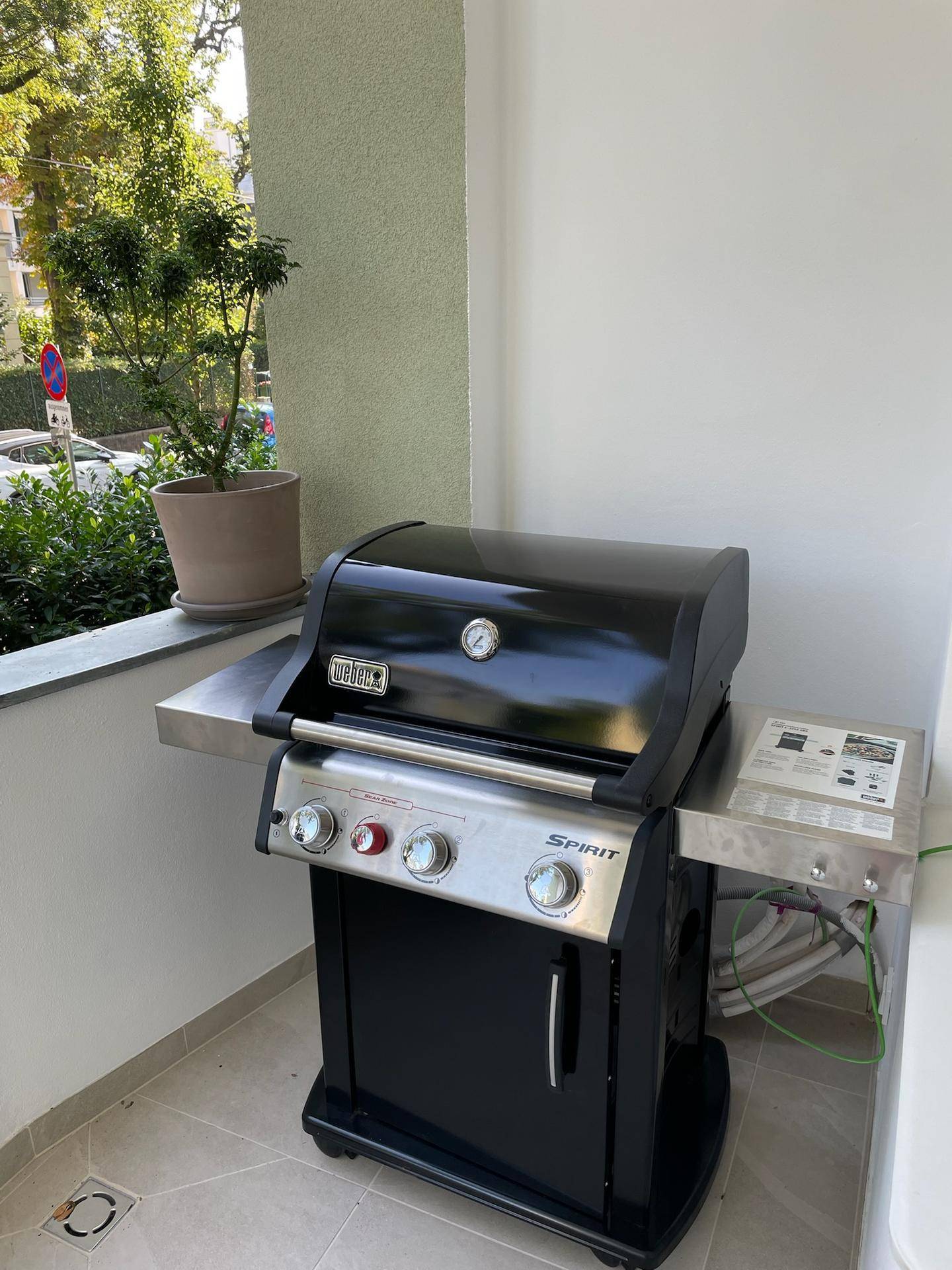 Moderner Gasgrill auf einem Balkon, bereit für sommerliche Grillabende.