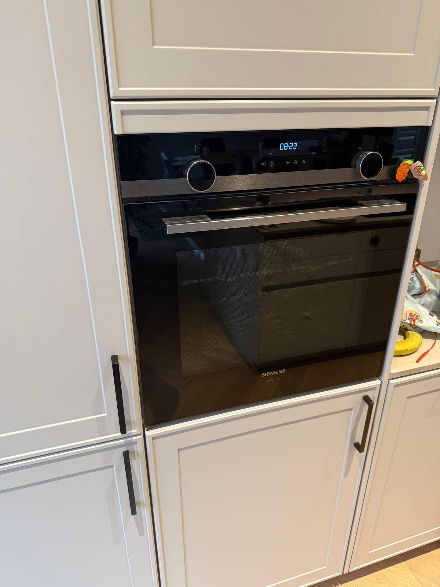 Moderner Einbauofen von Siemens, elegant in die weiße Küchenzeile integriert.