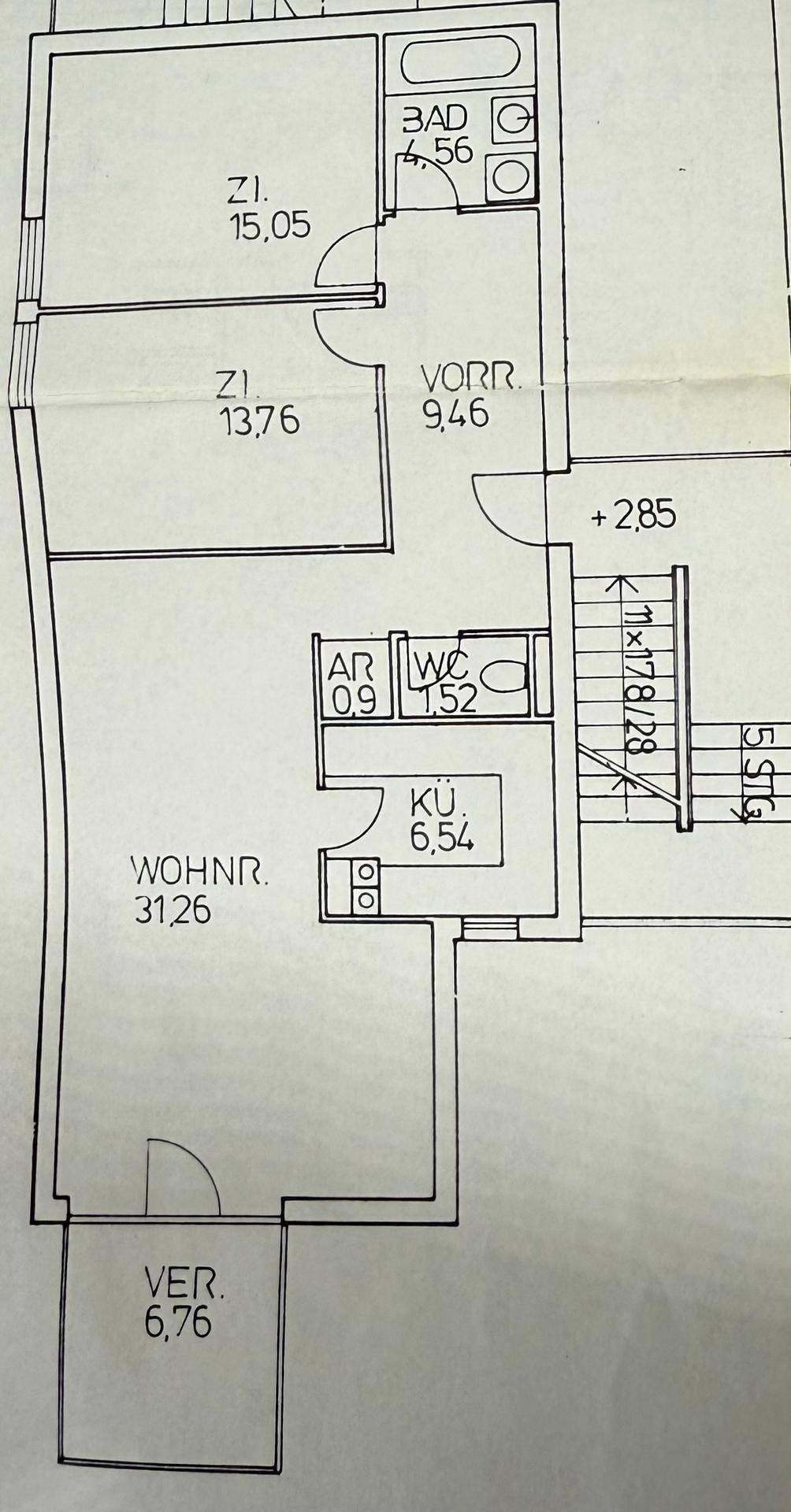 Grundriss der Wohnung mit Wohnzimmer, Küche, Bad und zwei Zimmern.