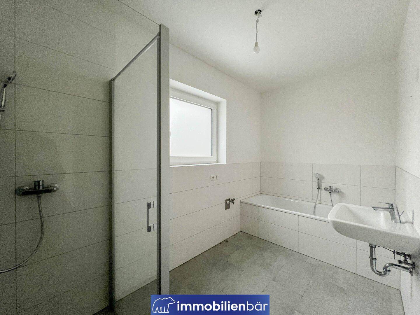 Badezimmer mit Badewanne und Dusche