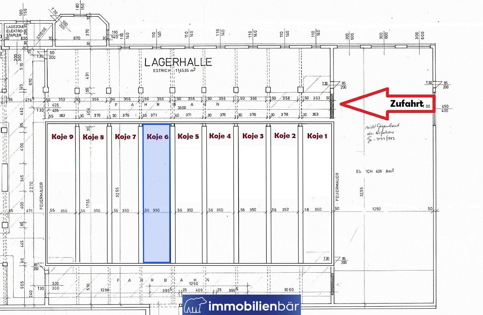 Grundriss einer großen Lagerhalle mit mehreren Lagerkojen und gekennzeichneter Zufahrt.