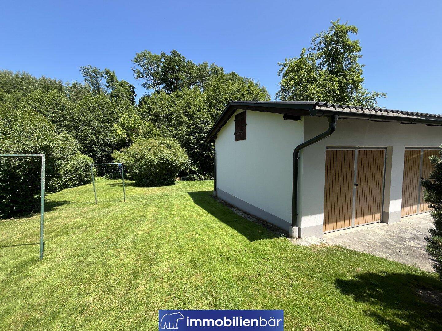 hinterer Garten und Doppelgarage