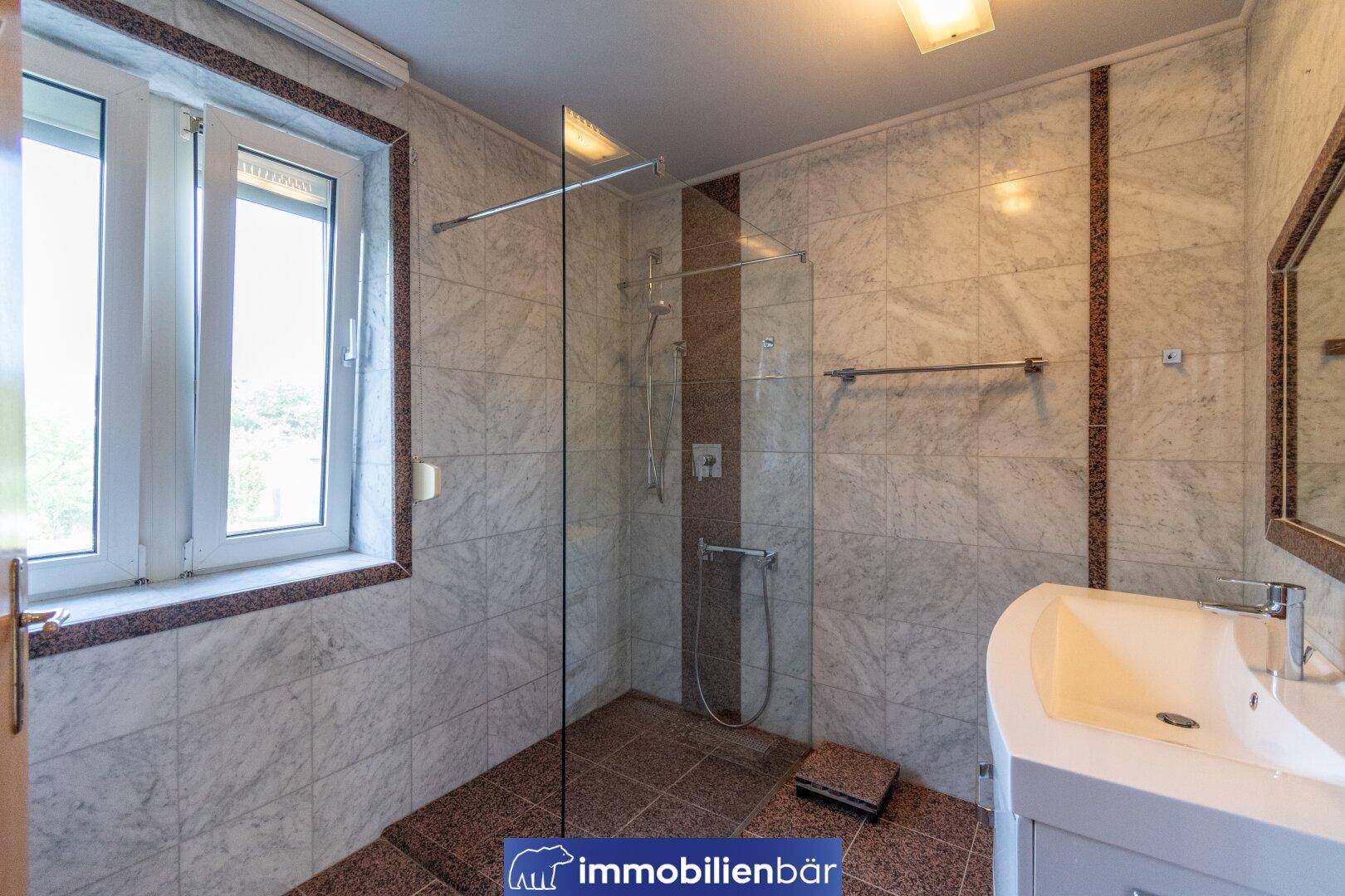 Bad mit Dusche und Fenster
