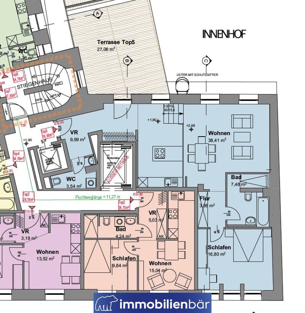 Grundriss einer Wohnung mit großer Terrasse, Wohnbereichen und mehreren Schlafzimmern.