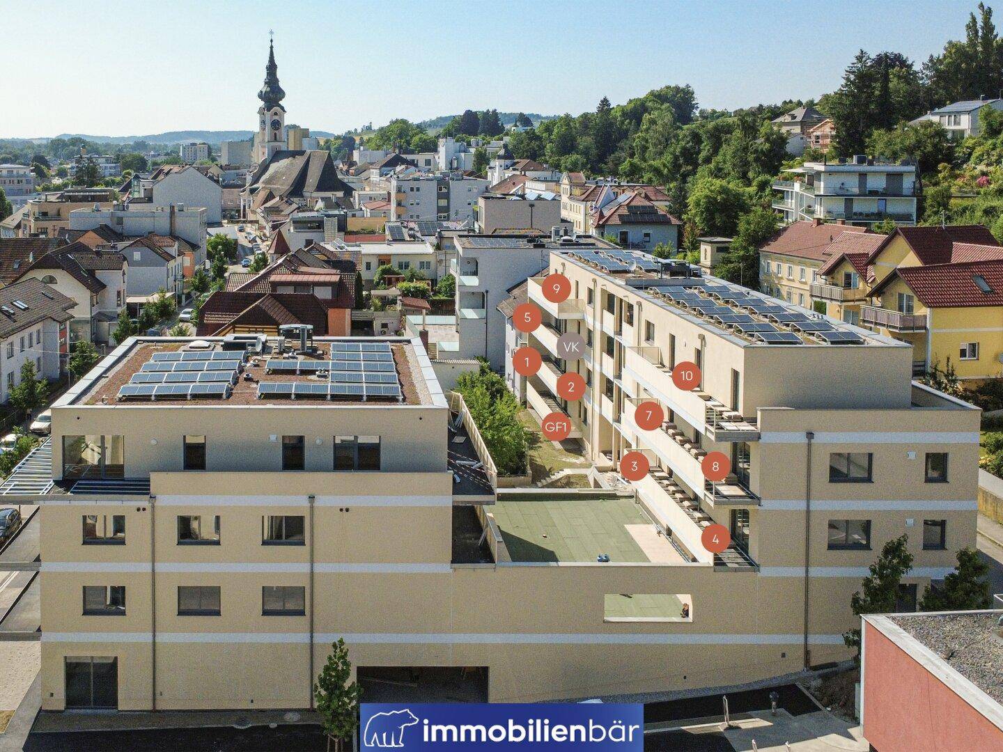 Übersicht des modernen Wohnkomplexes mit Innenhof und umliegender Stadtlandschaft.