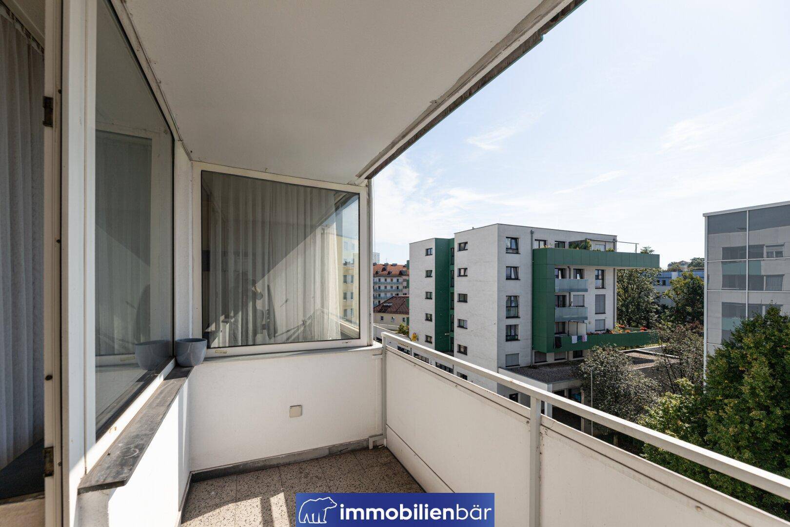 Balkon mit Stadtblick und Blick auf umliegende Gebäude, ideal für entspannte Stunden im Freien.