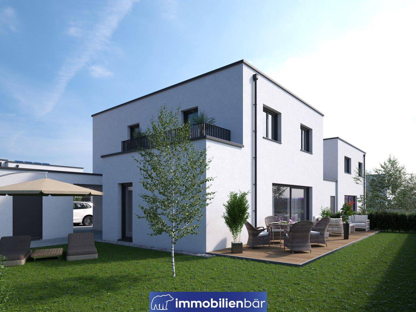 Moderne Doppelhaushälfte mit Holzterrasse, kleinem Balkon und weitläufigem Rasenbereich.