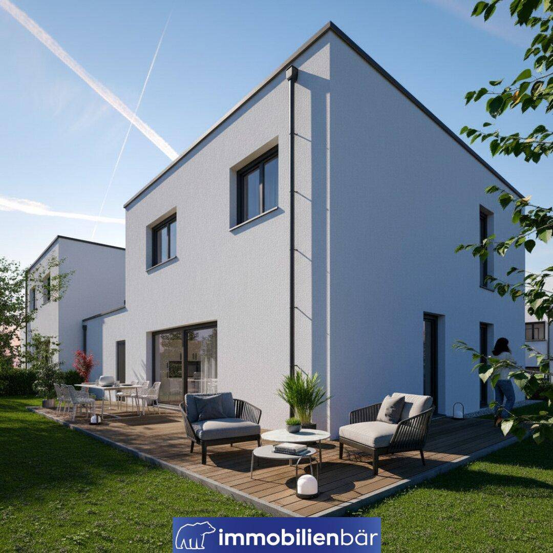 Moderne Doppelhaushälfte mit großer Holzterrasse, Gartenmöbeln und weitläufigem Rasen.