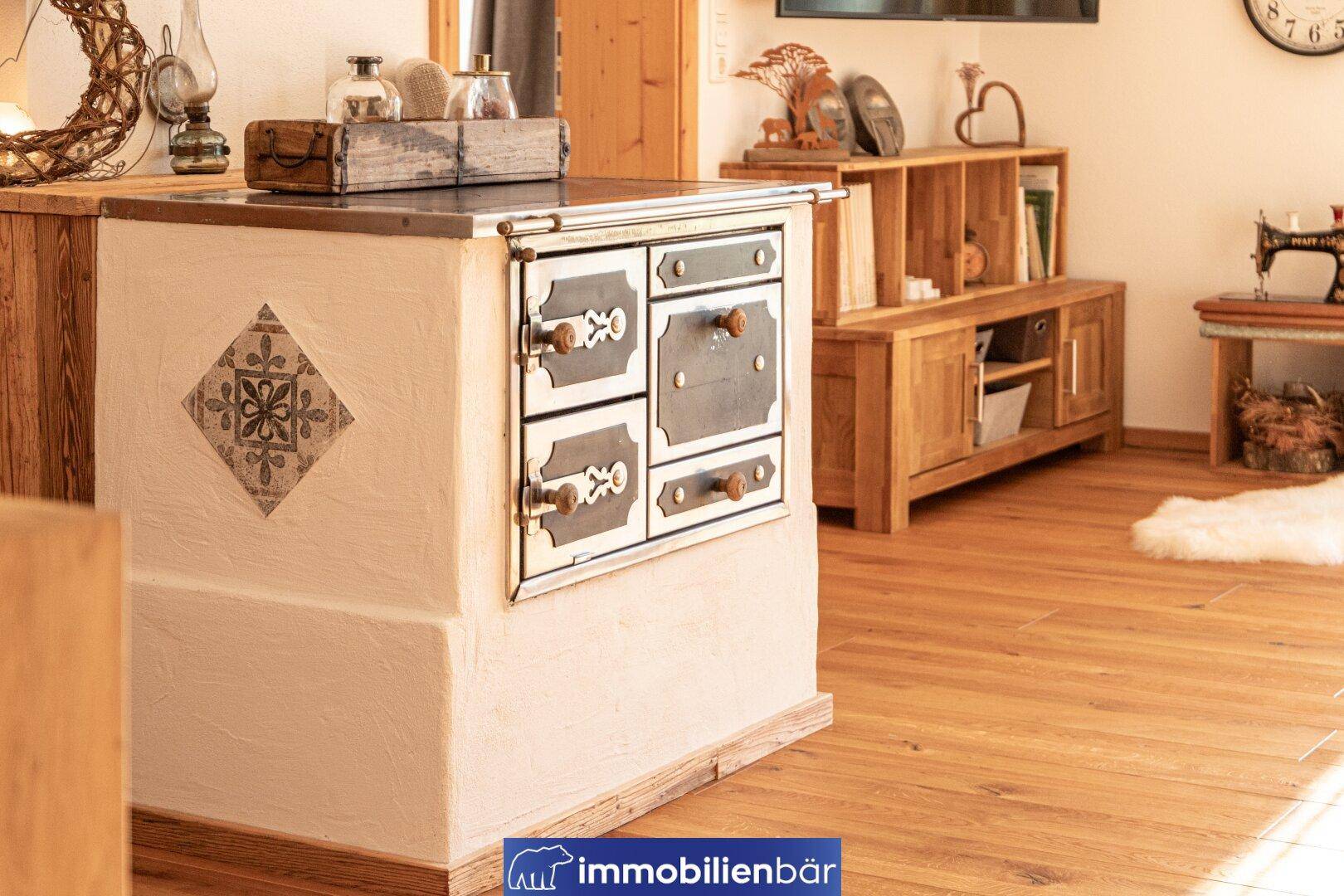 Detailansicht eines traditionellen Kachelofens im Wohnbereich mit Holzboden.