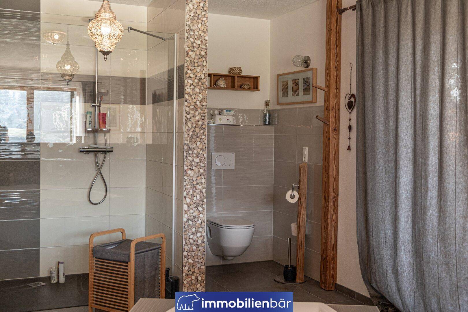 Modernes Badezimmer mit begehbarer Dusche, Wand-WC und stilvoller Beleuchtung.