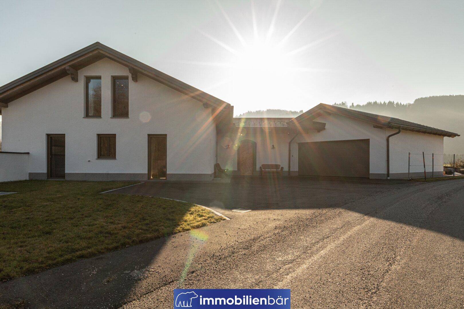Attraktives Einfamilienhaus mit Doppelgarage und großzügiger Auffahrt in sonniger Lage.