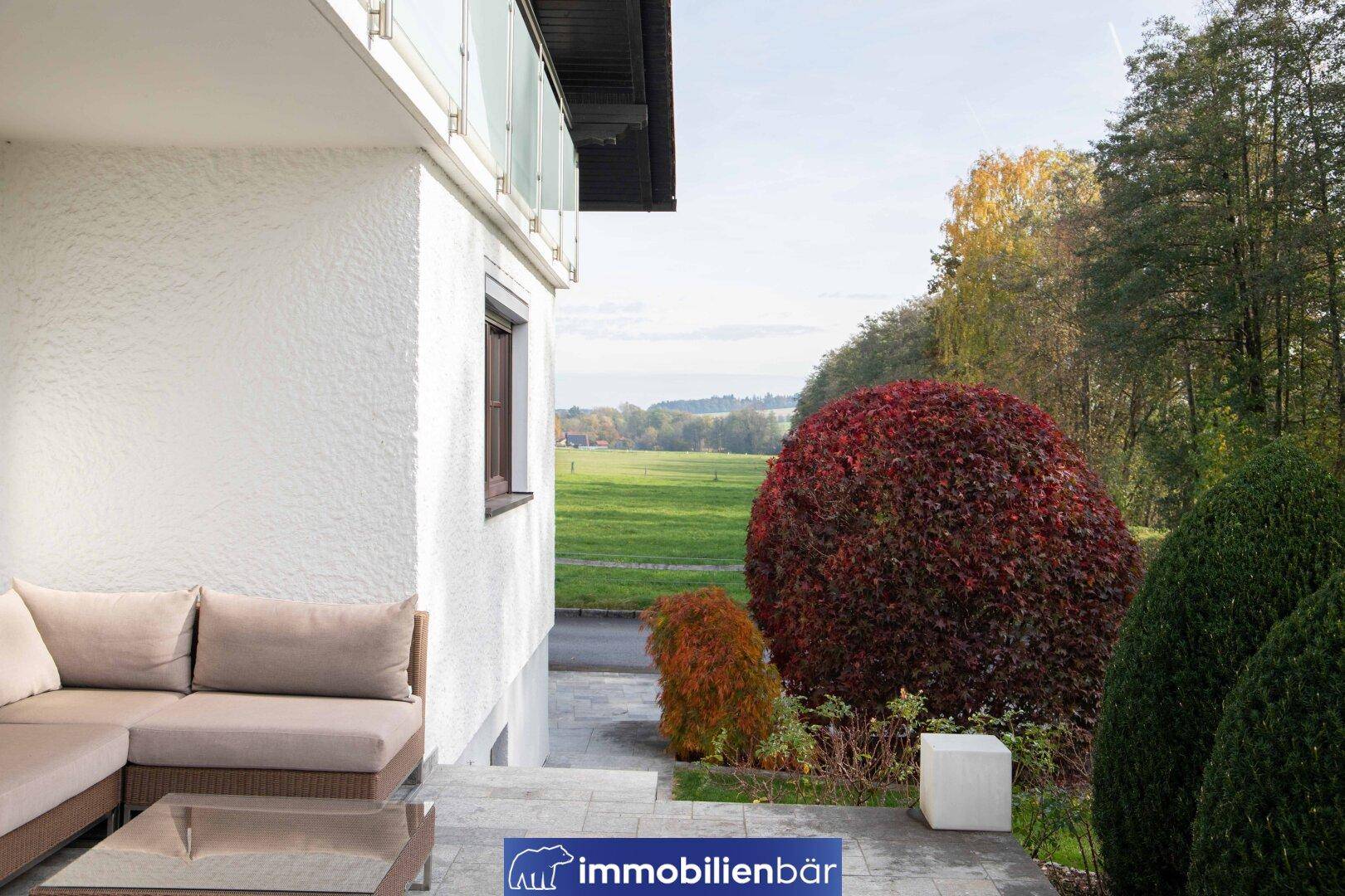 Gemütliche Terrasse mit Lounge-Möbeln und weitem Blick ins Grüne, ideal zum Entspannen.