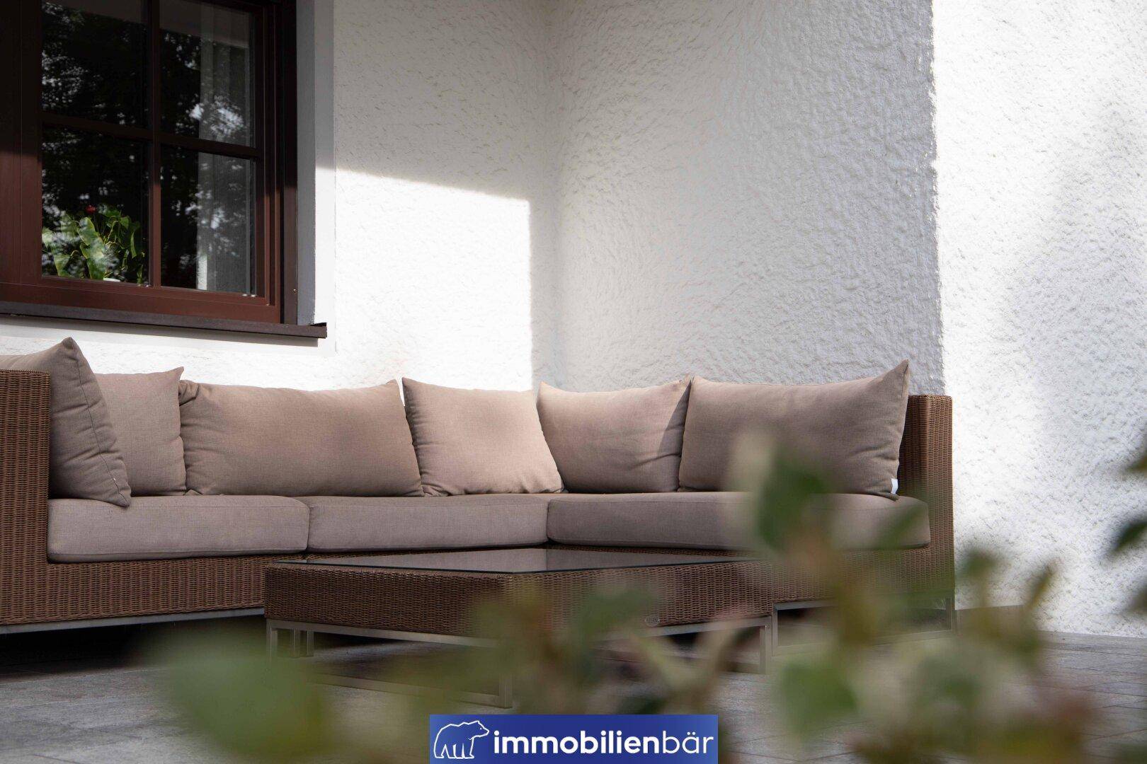 Detailansicht der bequemen Lounge-Sitzgruppe auf der Terrasse, perfekt für sonnige Tage.