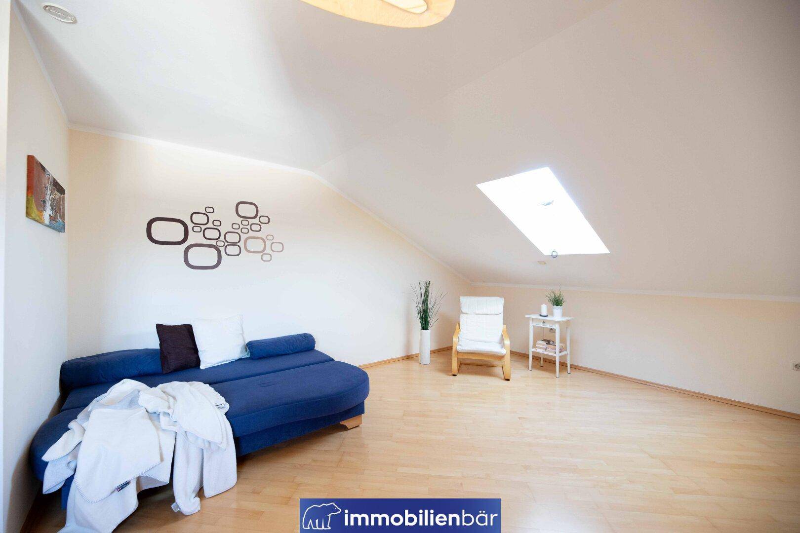 Helles Dachzimmer mit Dachschräge, Dachfenster und Holzboden, vielseitig nutzbar.