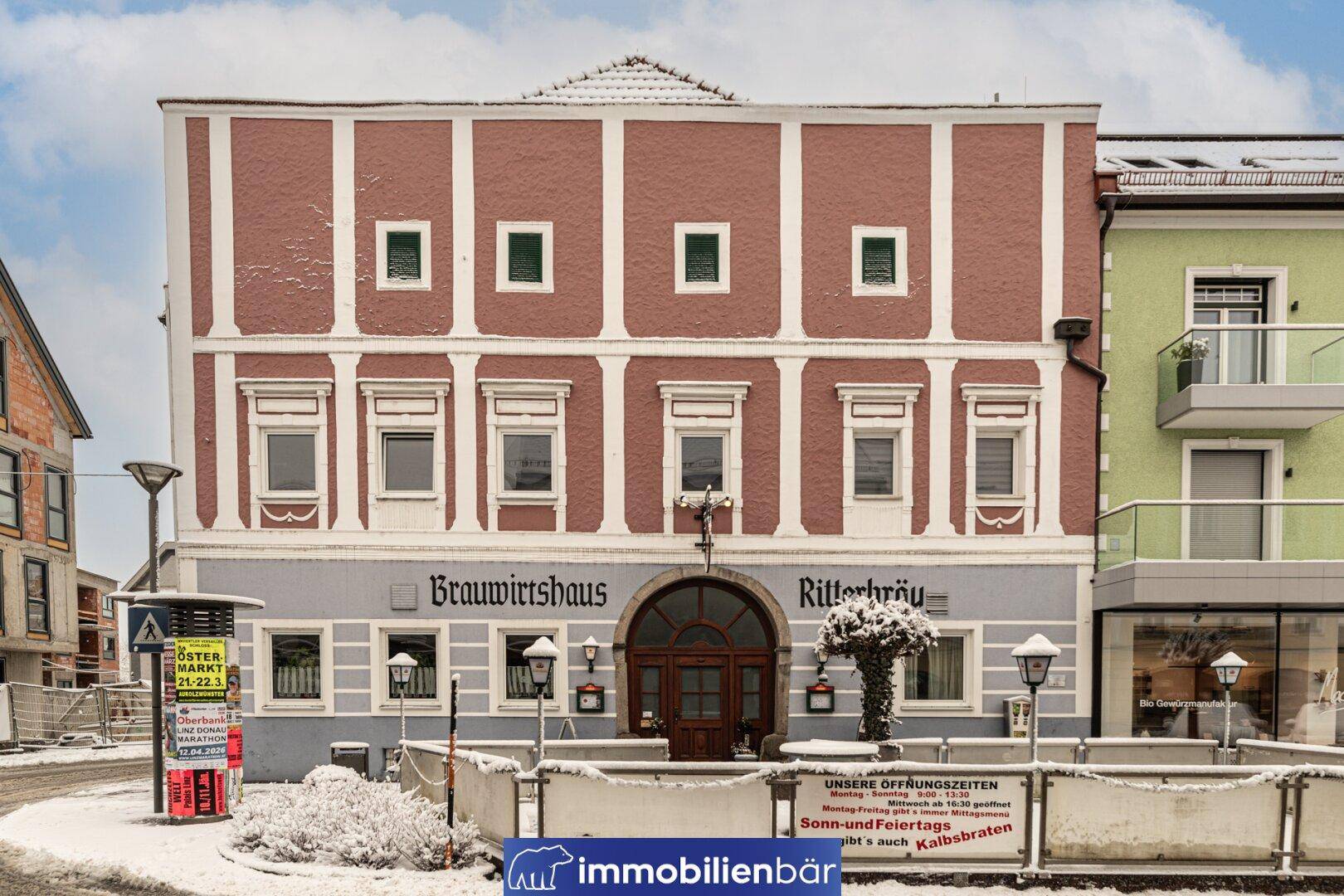 Ansicht des historischen Gasthauses mit markanter Fassade und verschneiter Umgebung.