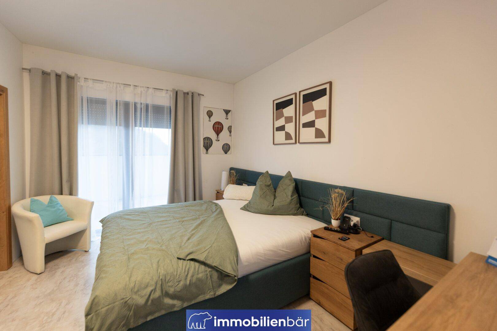 Gemütliches Schlafzimmer mit Doppelbett, Nachttischen und Zugang zu einem Balkon oder einer Terrasse.