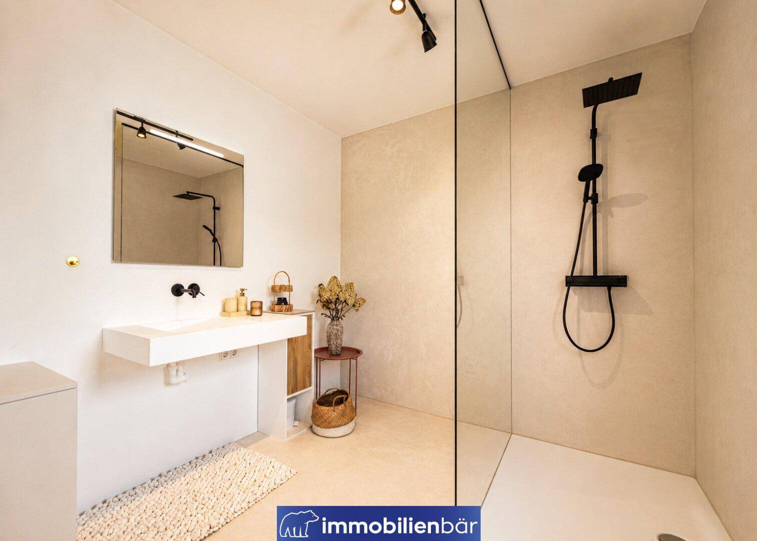 Modernes Badezimmer mit schwebendem Waschtisch und geräumiger begehbarer Dusche.