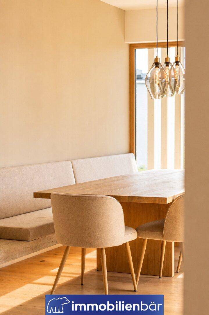 Detailansicht des Essbereichs mit Holztisch, modernen Stühlen und stilvollen Pendelleuchten.