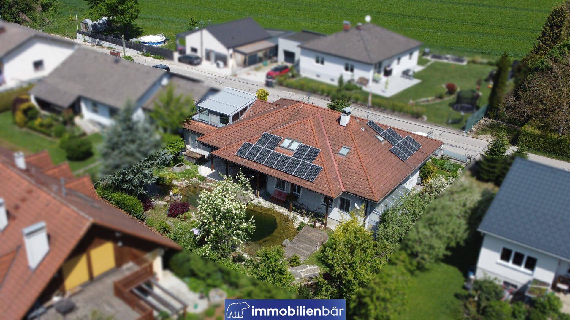 Attraktives Einfamilienhaus mit Photovoltaikanlage, Teich und gepflegtem Garten.