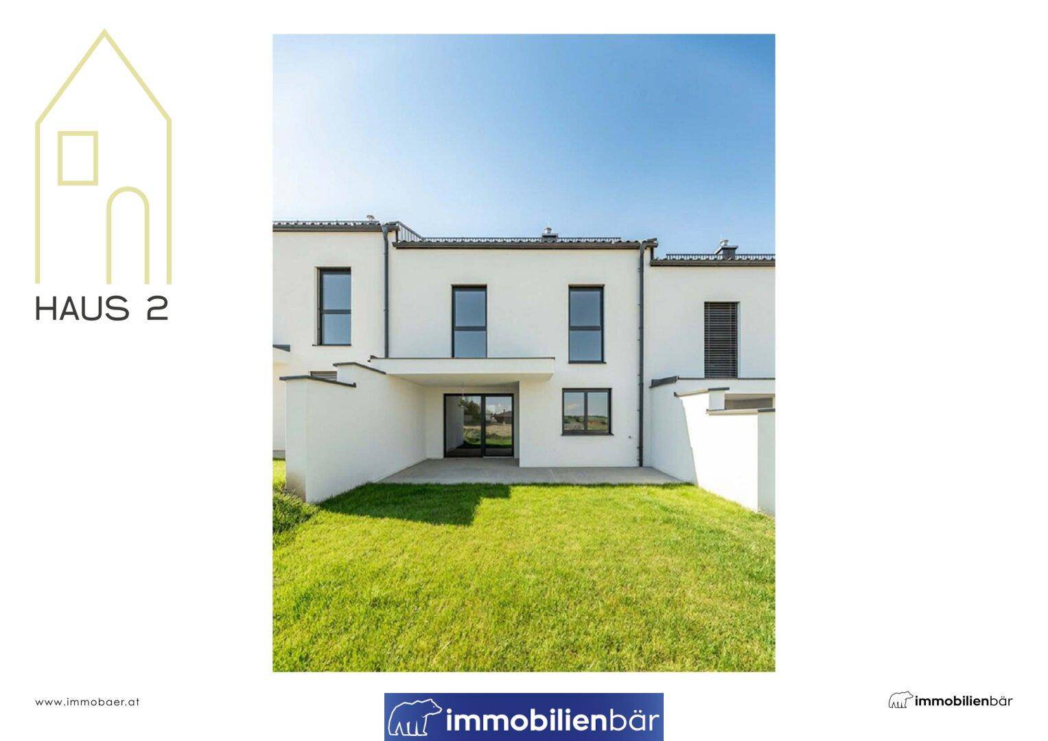 Moderne Reihenhausfassade mit weißem Putz, großen Fenstern und einer kleinen Rasenfläche.