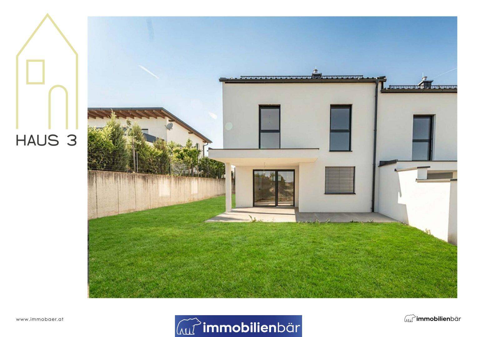 Rückansicht des modernen Reihenhauses Haus 3 mit grüner Rasenfläche und sonniger Terrasse.