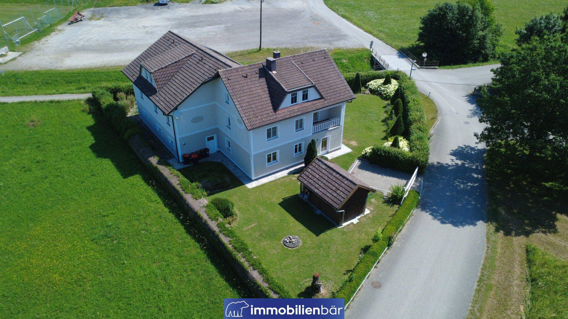 Übersicht des Hauses und des Grundstücks von oben, umgeben von viel Grün.