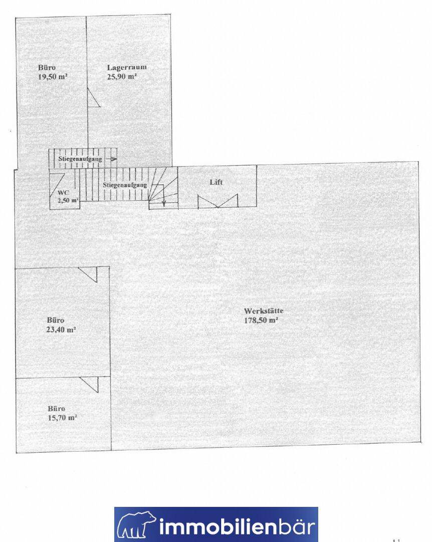 Grundrissplan mit Büros, Lagerraum, Werkstatt, WC und Zugang zu Treppen und Lift.
