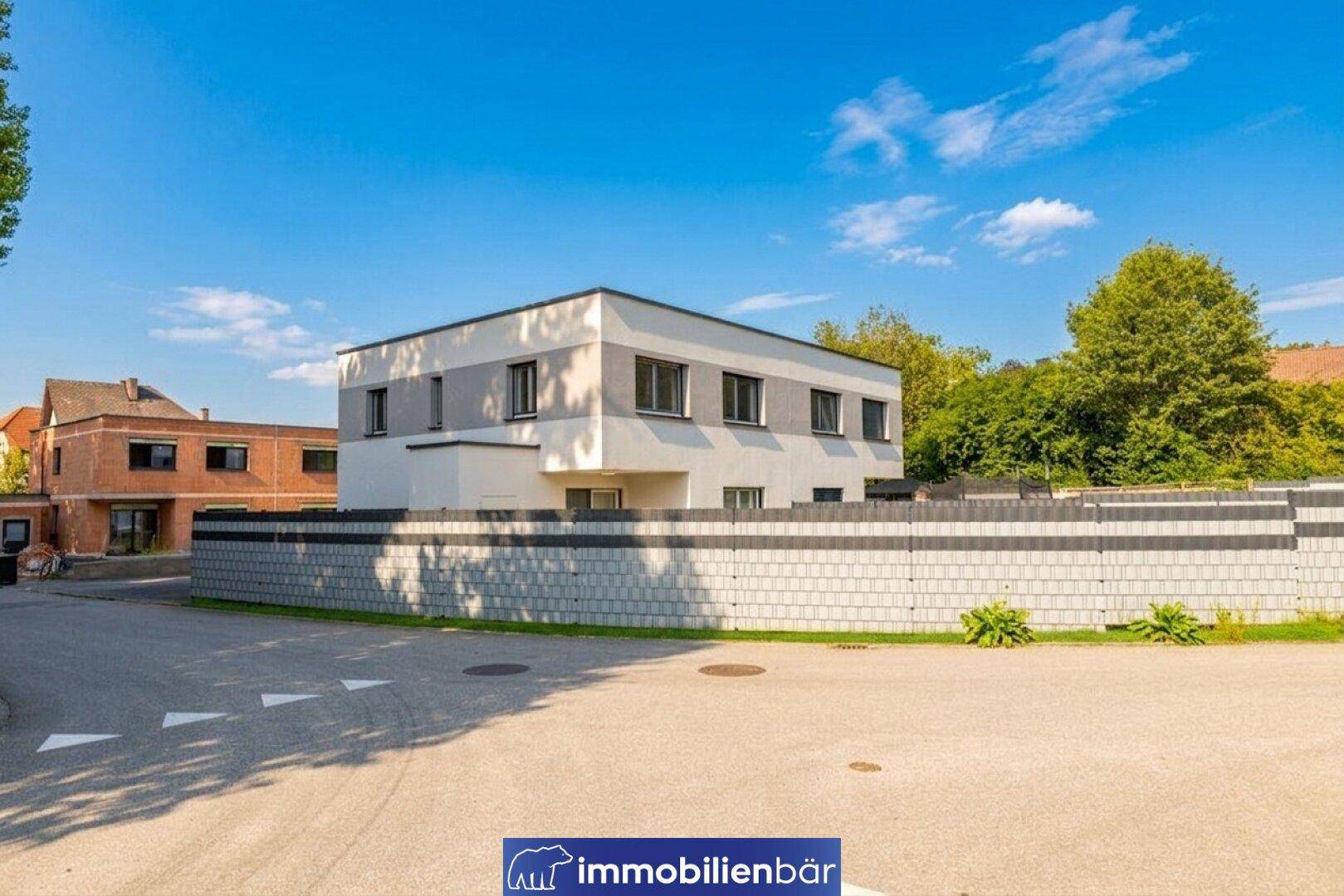 Moderne Doppelhaushälfte in ruhiger Wohngegend mit umliegender Bebauung und Grünflächen.