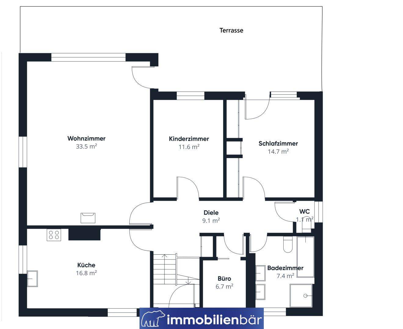 Grundriss des Erdgeschosses mit Wohnzimmer, Küche, Schlafzimmern und großer Terrasse.