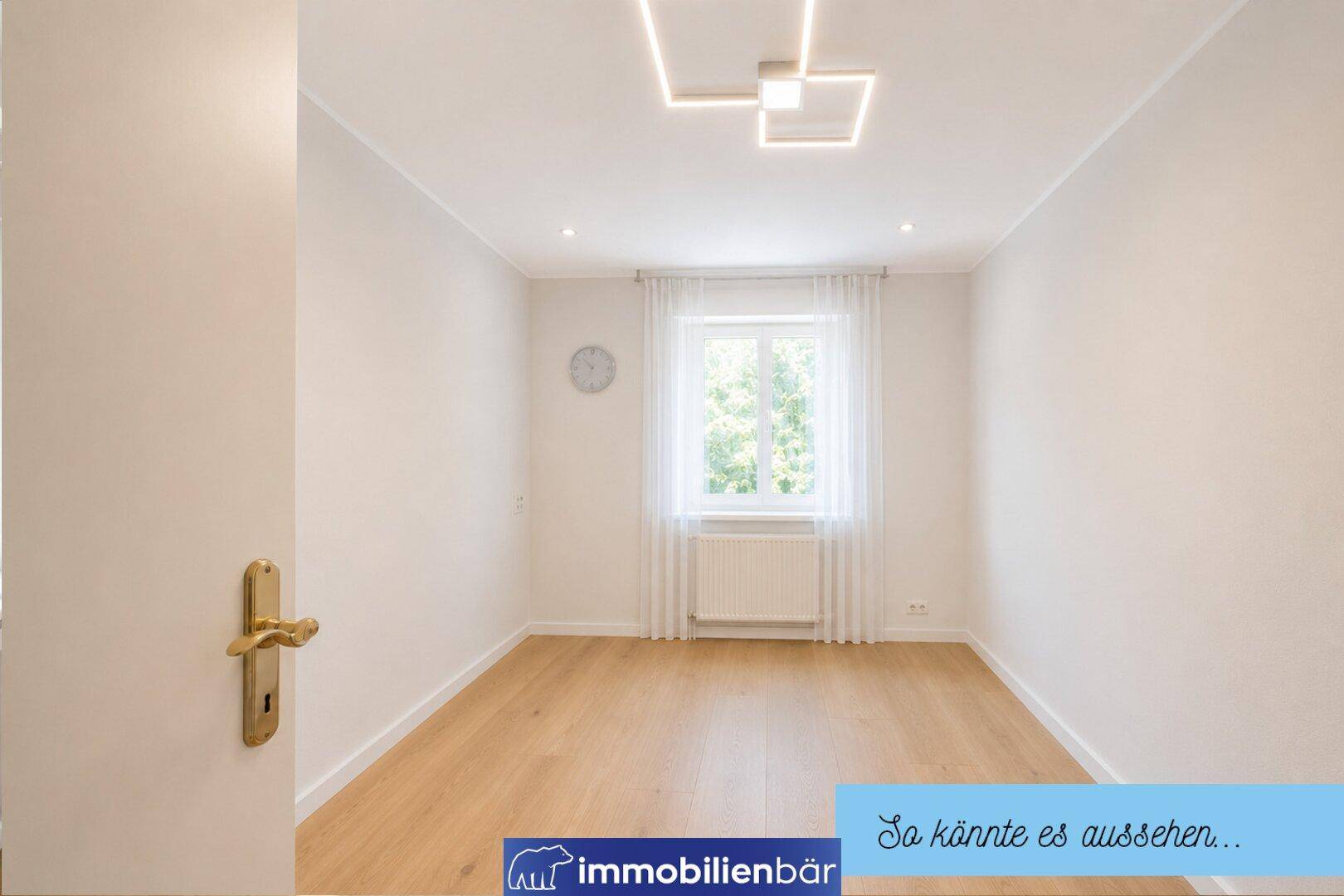Leeres Zimmer mit hellem Holzboden und großem Fenster, vielseitig nutzbar und frisch renoviert.