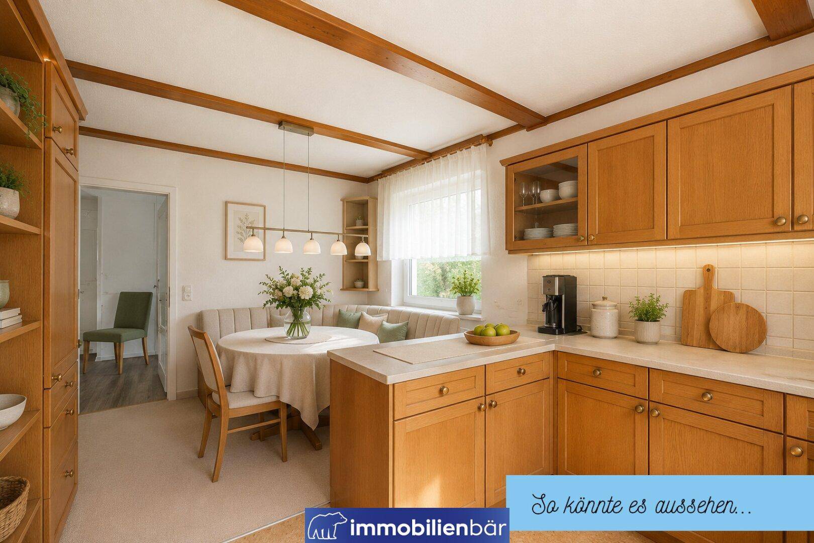Renovierte Holzküche mit modernem Essbereich, viel Stauraum und heller Beleuchtung.