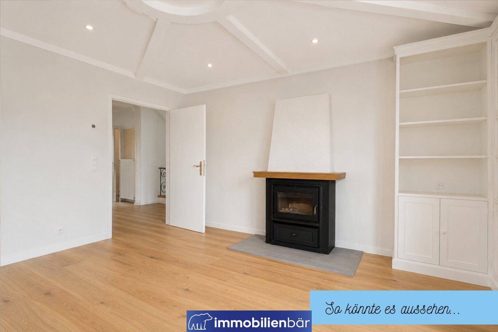 Helles Wohnzimmer mit Holzboden, modernem Kamin und Einbauregal, frisch renoviert und leer.