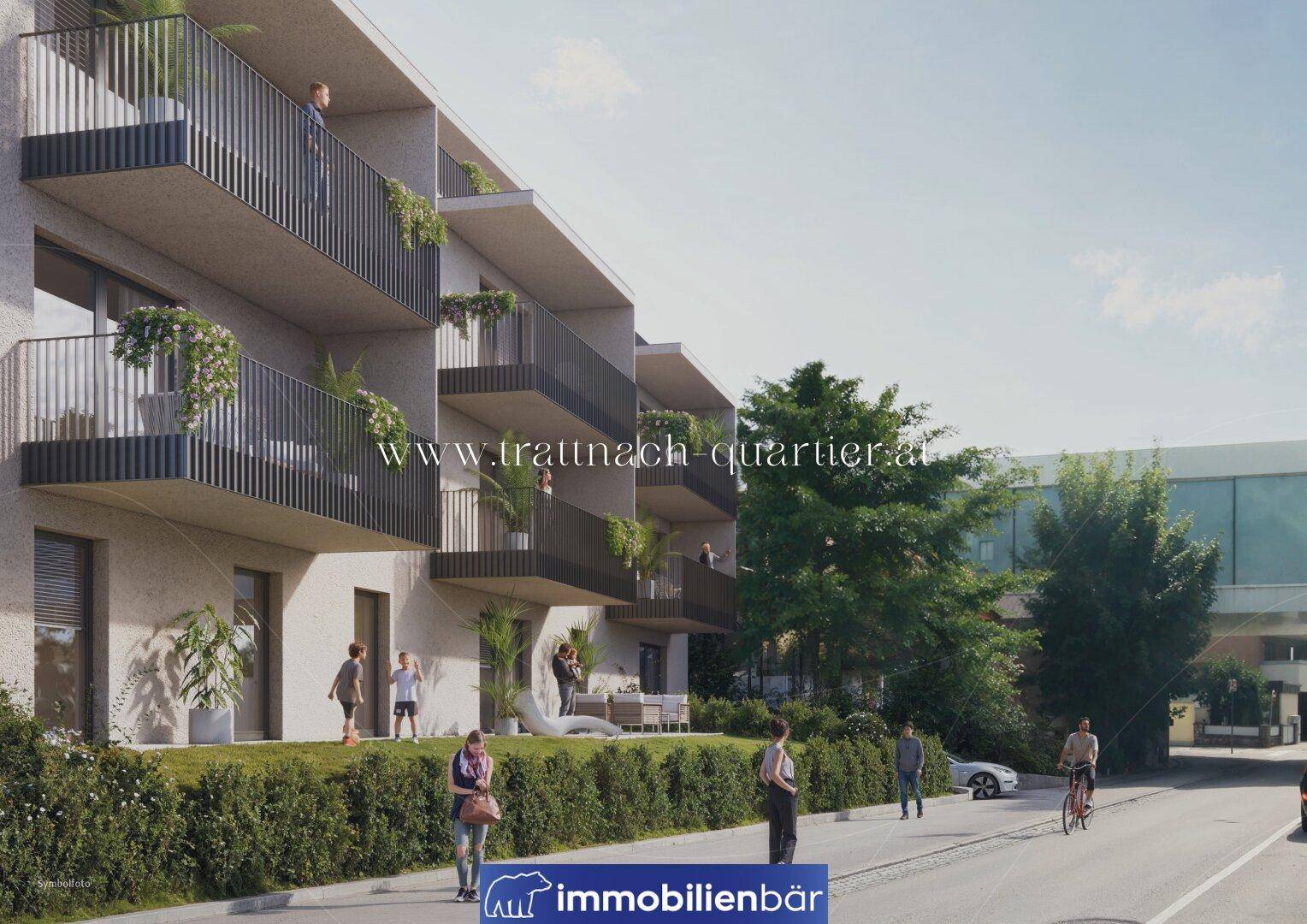 Moderne Wohnanlage mit Balkonen, begrünten Außenbereichen und Menschen, die die Umgebung genießen.