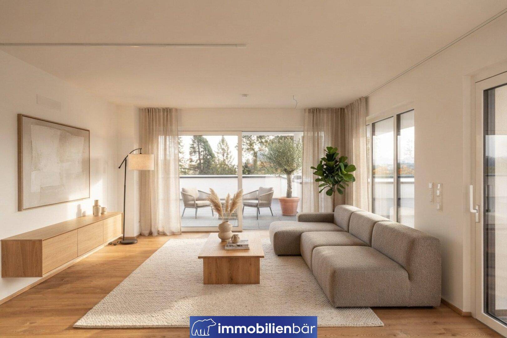 Helles Wohnzimmer mit modernem Sofa, Holzboden und Zugang zu einem Balkon.