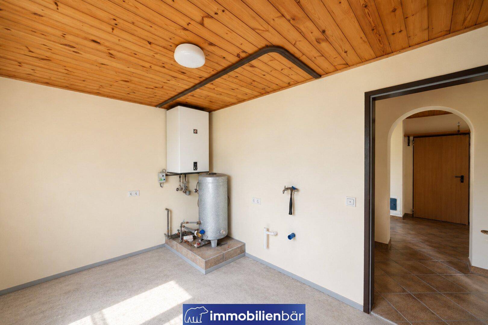Hauswirtschaftsraum mit Warmwasserbereiter und Boiler, bereit für den Anschluss weiterer Geräte.