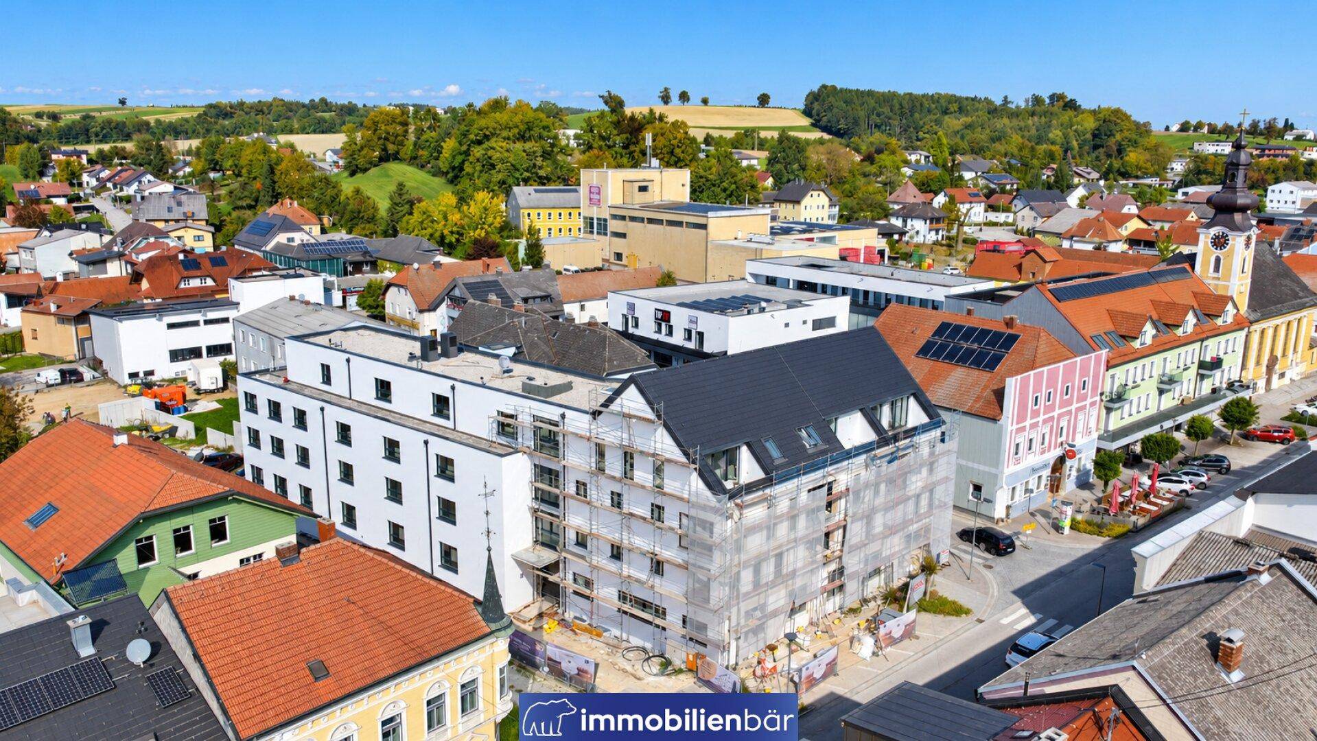 Luftaufnahme der Wohnanlage im Bau, umgeben von einer ländlichen Stadtlandschaft.