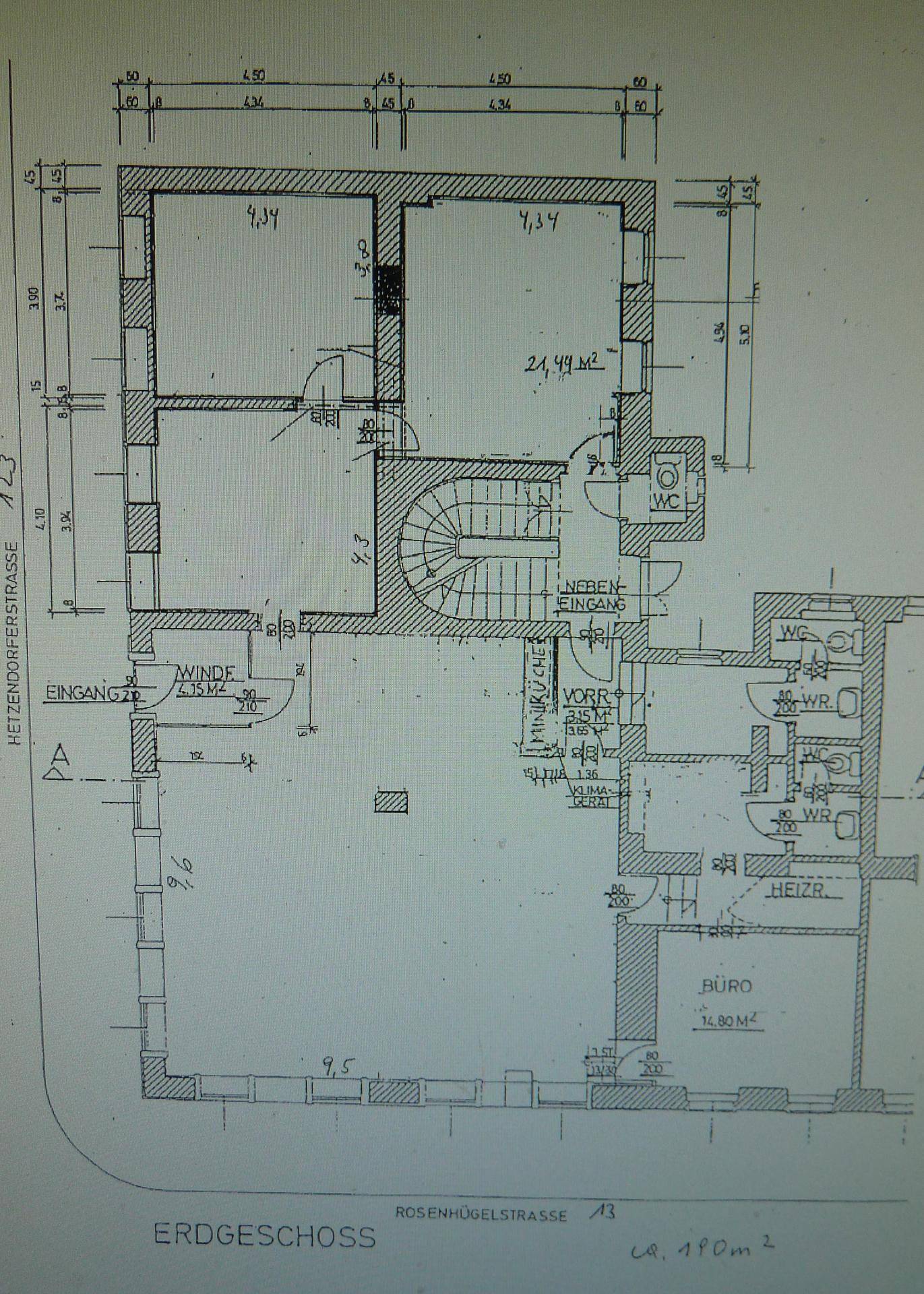 Grundriss des Erdgeschosses mit verschiedenen Räumen, Treppenhaus und Sanitärbereichen.