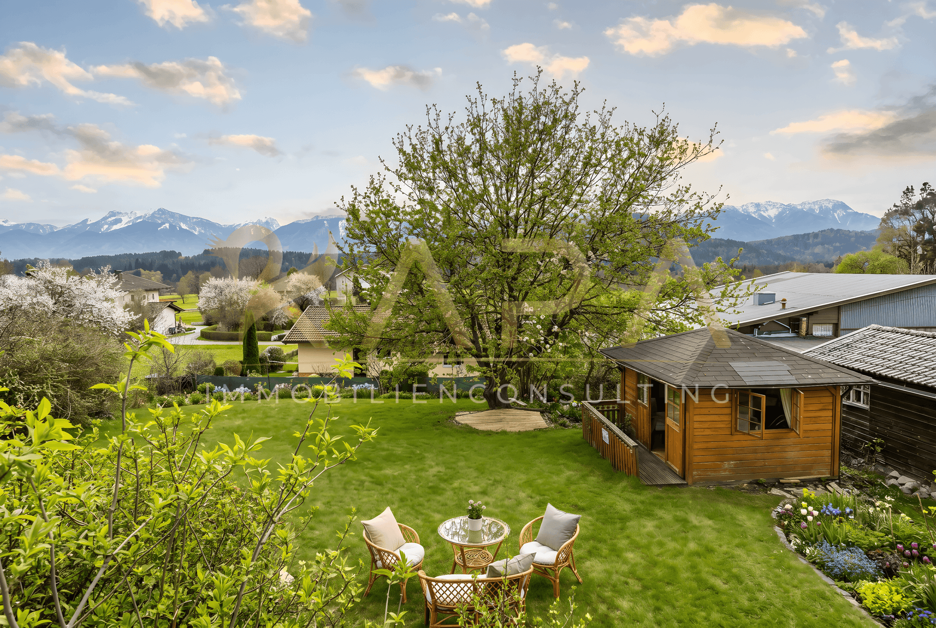 Geräumiger Garten mit Sitzgelegenheiten, großem Baum und Gartenhaus, mit Bergblick.