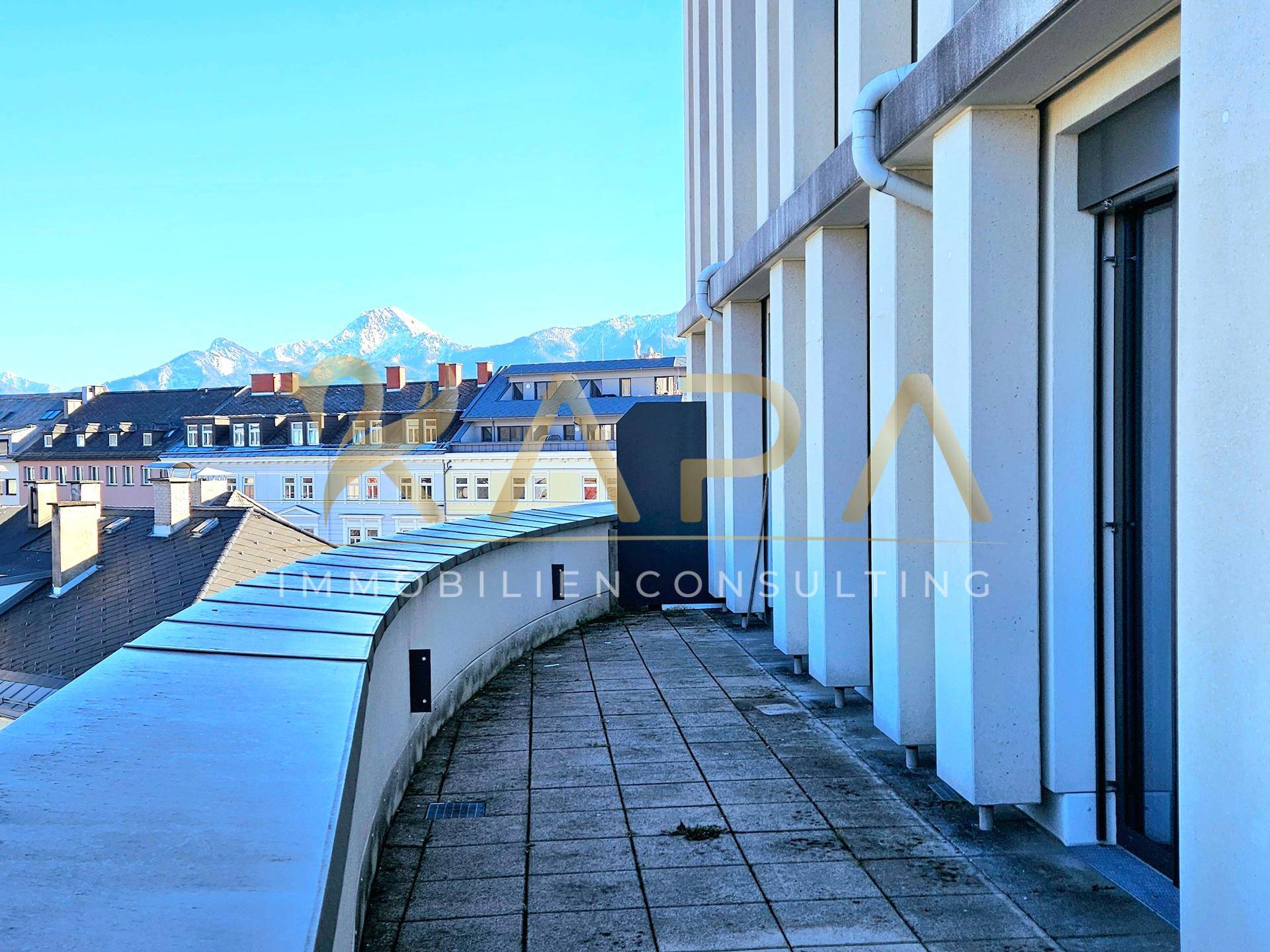 Terrasse mit Blick auf die Berge und Villach