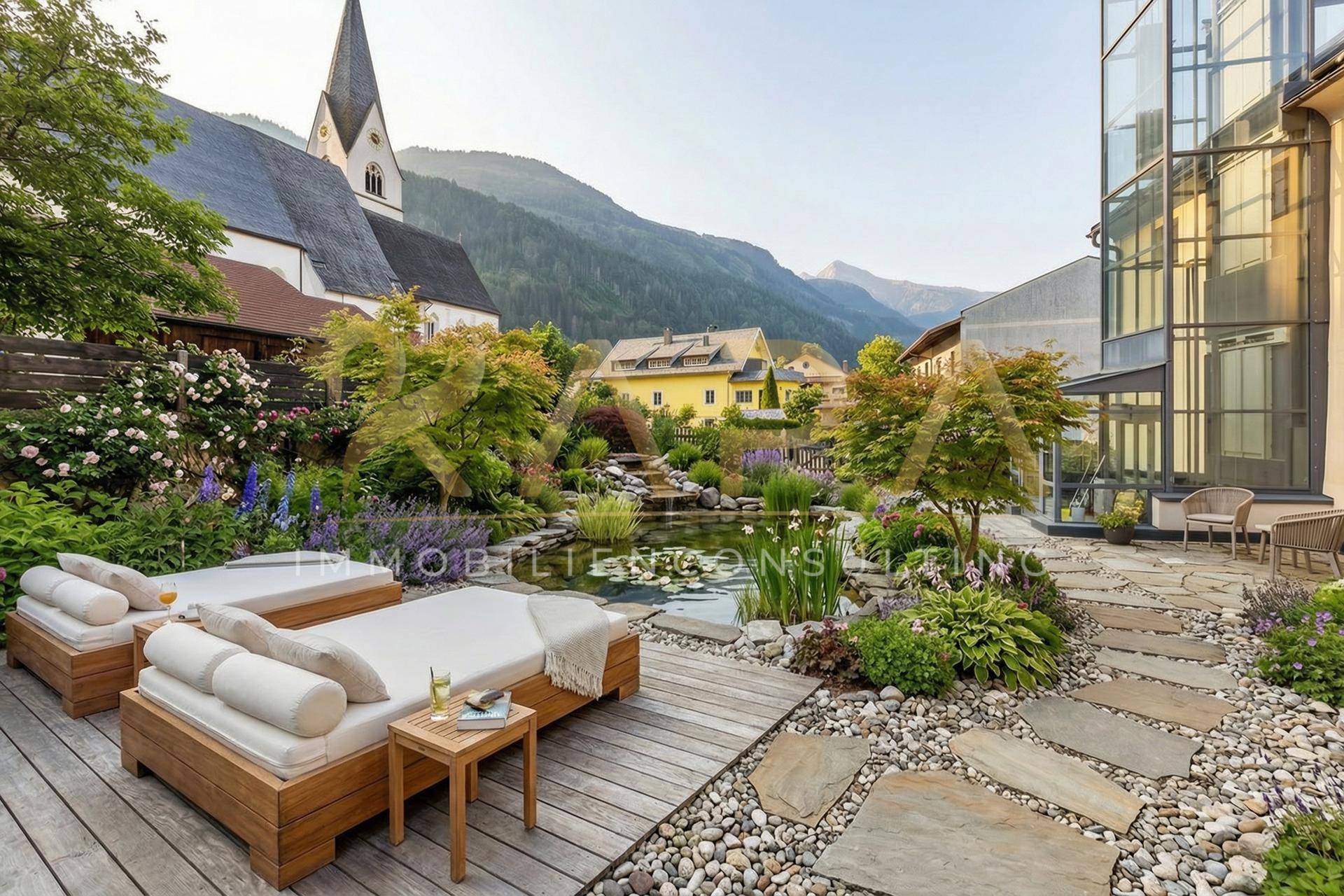 Malerischer Garten mit Teich, Holzdeck, Liegestühlen und Bergblick.