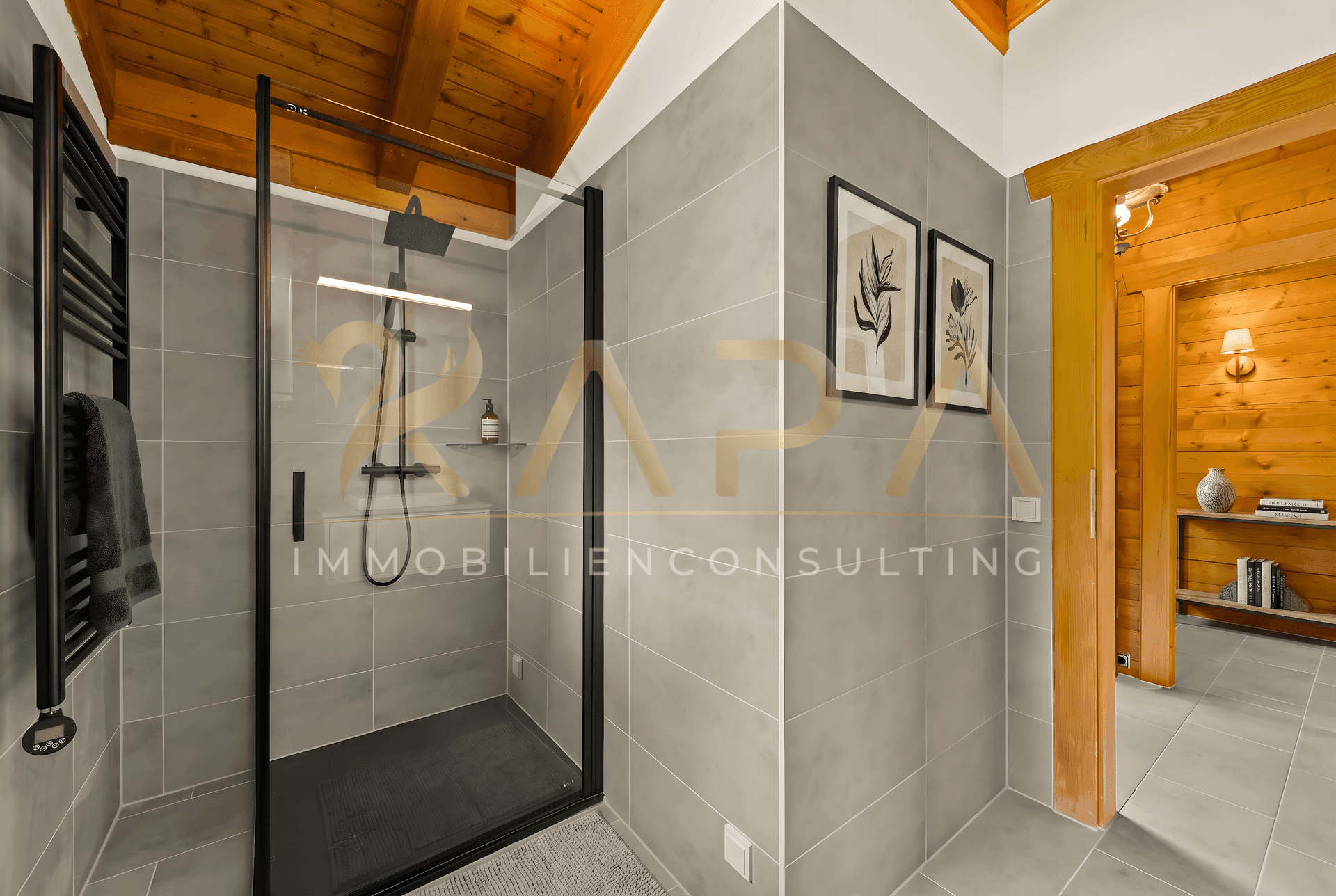 Modernes Badezimmer mit grauen Fliesen, begehbarer Dusche und Holzakzenten.