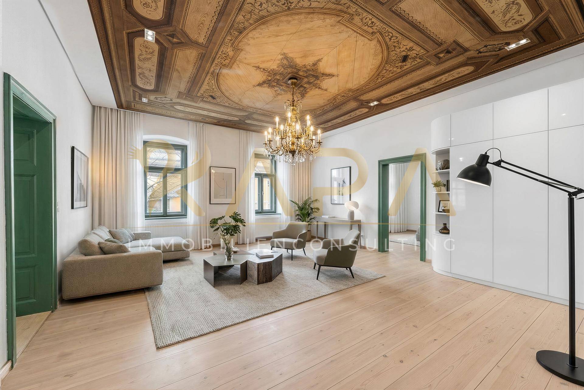 Elegantes Wohnzimmer mit kunstvoll bemalter Kassettendecke, Kronleuchter und hellem Parkettboden, stilvoll eingerichtet.