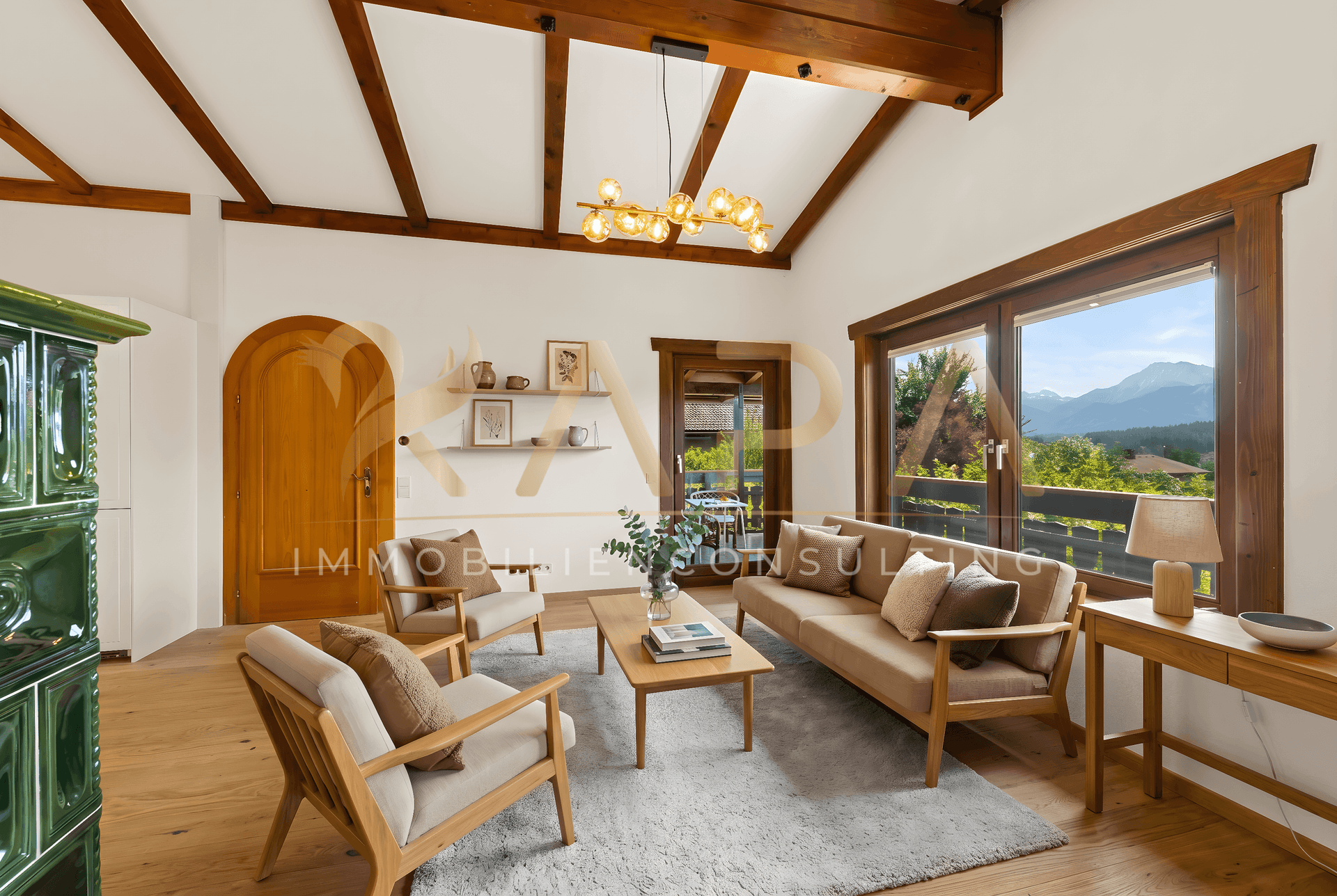 Helles Wohnzimmer mit hohen Holzdecken, modernem Mobiliar und traditionellem Kachelofen mit Bergblick.
