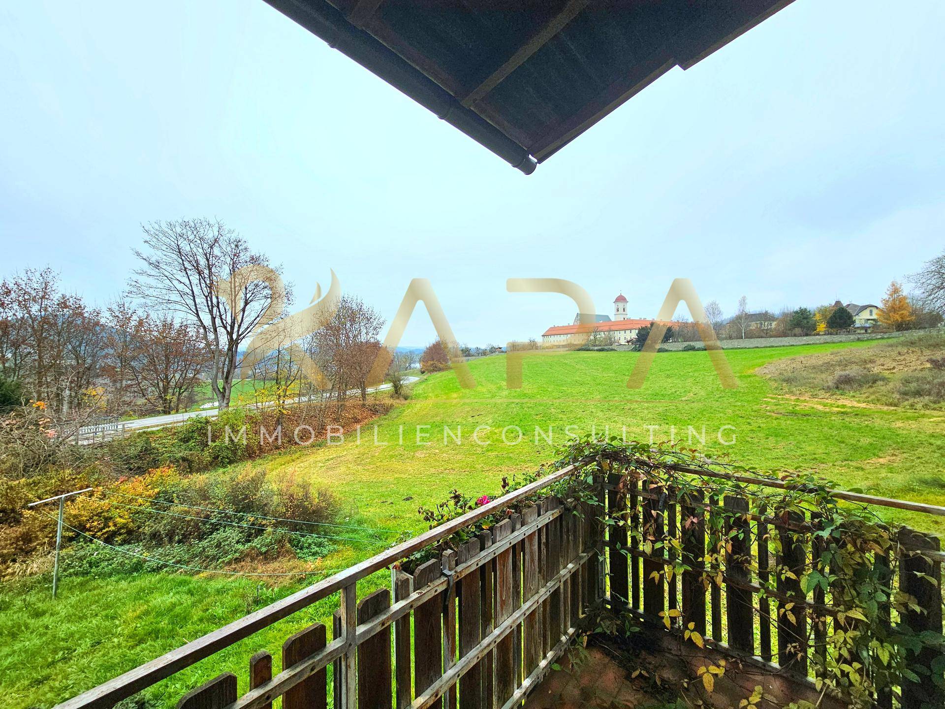 Balkon mit See und Stift Blick