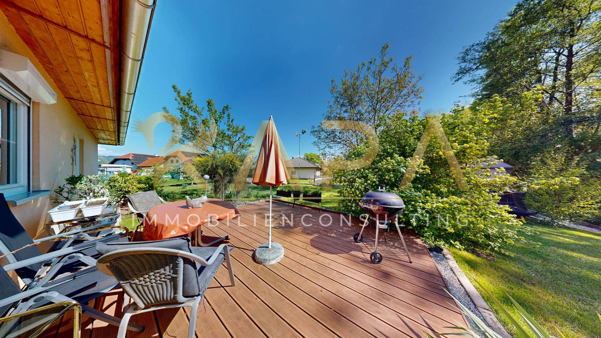Südterrasse mit Blick in den Garten