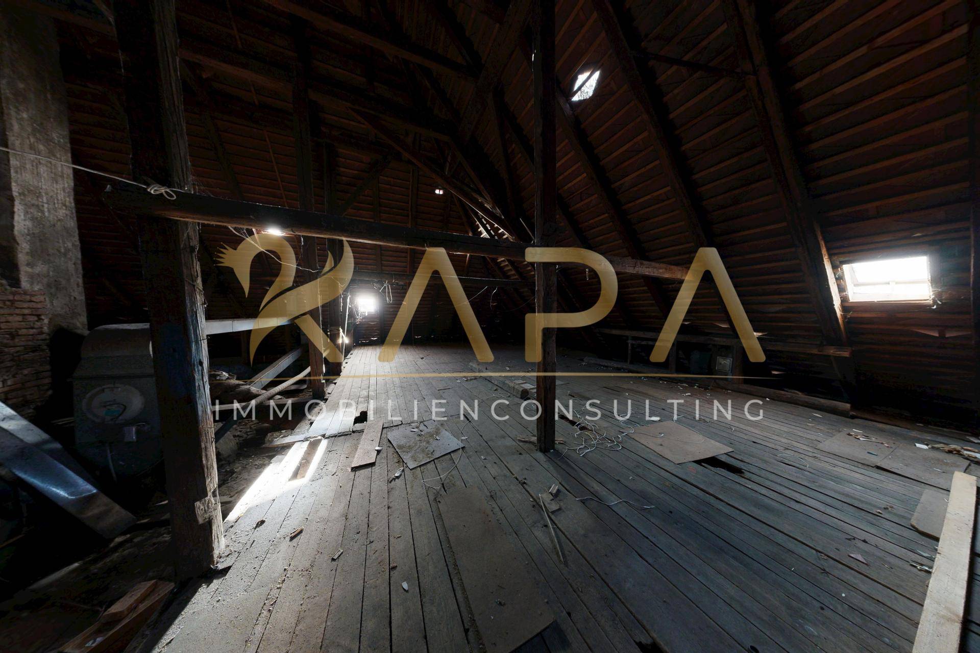 Geräumiger Dachboden mit Holzbalken und Dielenboden, bietet Ausbaupotenzial.