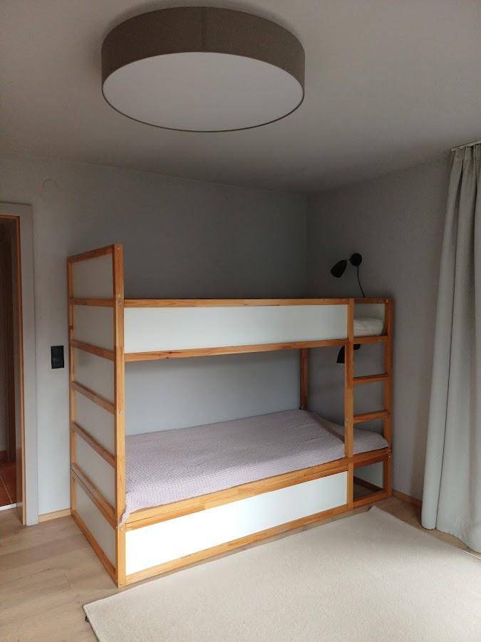 Kinderzimmer mit Etagenbett und Holzboden, ideal für Geschwister oder Gäste.