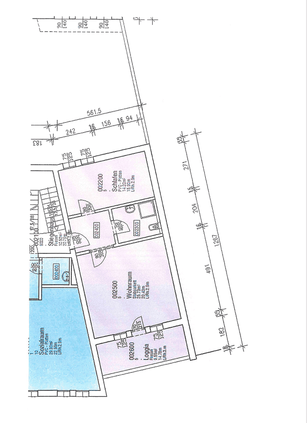 Detaillierter Grundriss der Wohnung mit Raumaufteilung, Loggia und verschiedenen Maßangaben.